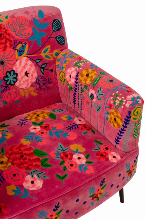 fotel boho różowy w kolorowe kwiaty