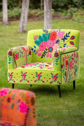 fotel boho w kwiaty w kolorze zielonym j-line