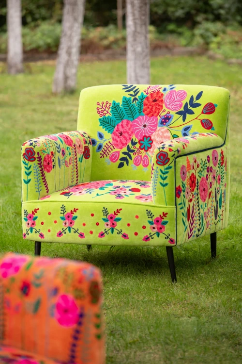 fotel boho w kwiaty w kolorze zielonym j-line