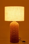 lampa stołowa cylindryczna z rattanu z białym kloszem