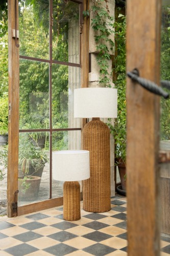 lampa podłogowa boho rattan z białym kloszem