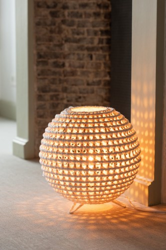 lampa stołowa okrągła pleciona z metalu biała