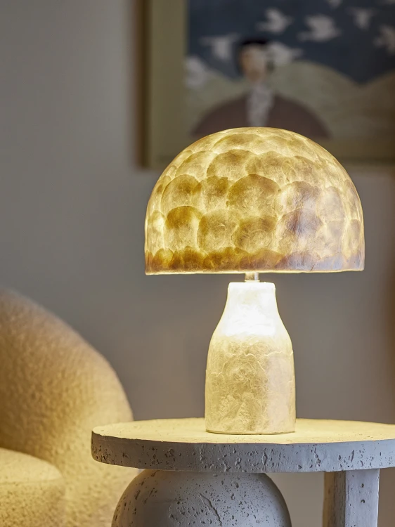 lampa stołowa z masy perłowej bloomingville