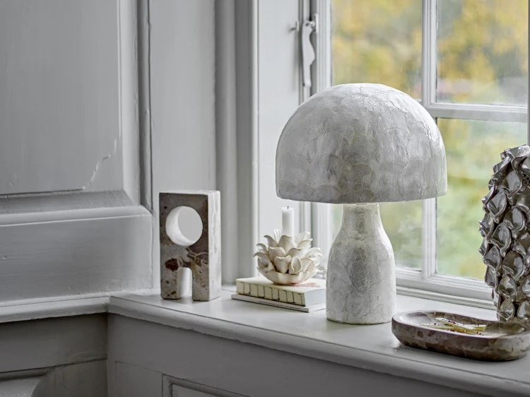 lampa stołowa z masy perłowej bloomingville