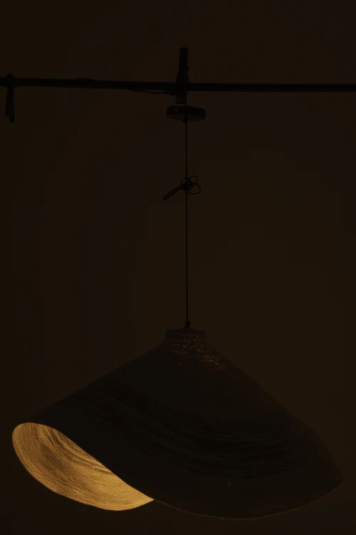 lampa sufitowa z trawy morskiej w niebieskie paski j-line