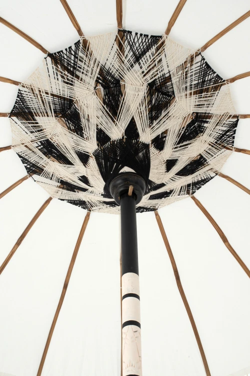 parasol ogrodowy boho kremowo- czarny z frędzlami