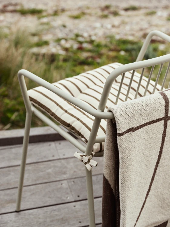 fotel ogrodowy eden beige grey broste copenhagen3.webp