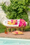 sofa roni rattan z białymi poduszkami j-line