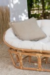 sofa roni rattan z białymi poduszkami j-line